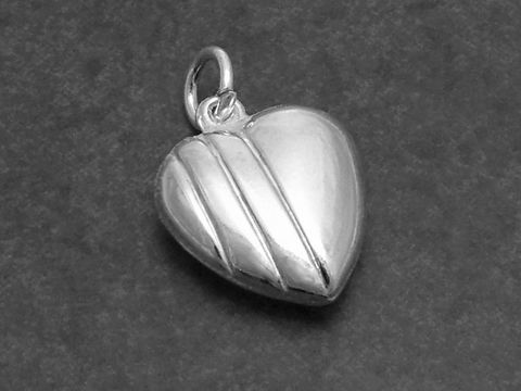 Sterling Silber Herz Anhänger Love, Hersteller Juwelier Harnisch, plastisch gestaltetes Herz mit feinen Linien, ideal für persönliche Schmuckstücke oder Geschenke.