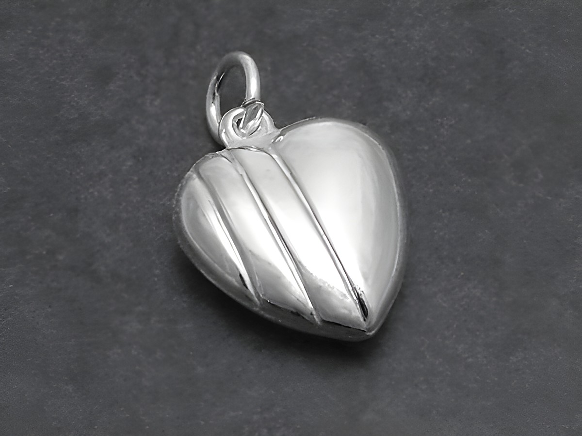 Sterling Silber Herz Anhänger Love, Hersteller Juwelier Harnisch, plastisch gestaltetes Herz mit feinen Linien, ideal für persönliche Schmuckstücke oder Geschenke.