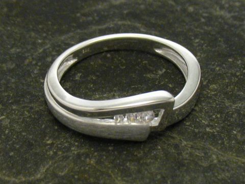 300114-0 Eleganter Ring aus 925 Sterling Silber in Größe 58/18,5, verziert mit Zirkonia, hergestellt vom Juwelier Harnisch, modernes Design, ideal für stilvolle Anlässe.