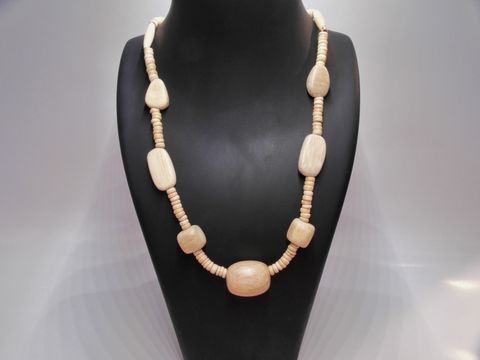Holzkette Multiform 25 mm naturbraun 60 cm Holz Schmuck von Juwelier Harnisch, elegant in weichschimmerndem Naturton, ideal für verschiedene Anlässe und Outfits.