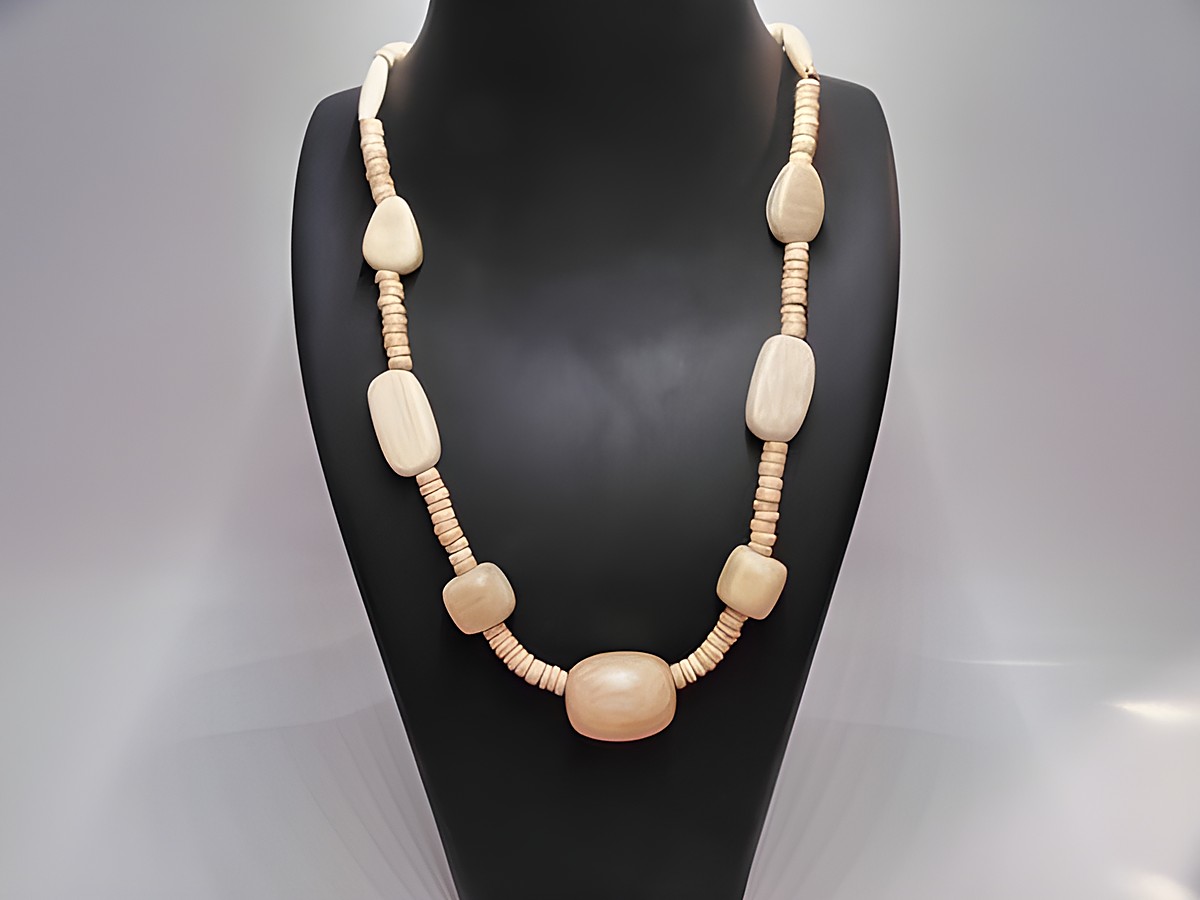 Holzkette Multiform 25 mm naturbraun 60 cm Holz Schmuck von Juwelier Harnisch, elegant in weichschimmerndem Naturton, ideal für verschiedene Anlässe und Outfits.