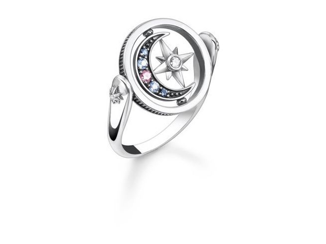 Ein eleganter Thomas Sabo Ring aus sterling Silber mit einer dekorativen Mond- und Stern-Optik. Besetzt mit Glas-Keramik, synthetischem Spinell und Zirkonia in verschiedenen Farben. Größe 52.