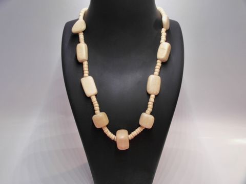 Holzkette Multiform 19 mm naturbraun 60 cm aus Holz Schmuck des Herstellers Juwelier Harnisch, zeigt eine ansprechende Kombination aus runden und quadratischen Holzperlen in einem natürlichen Farbton.