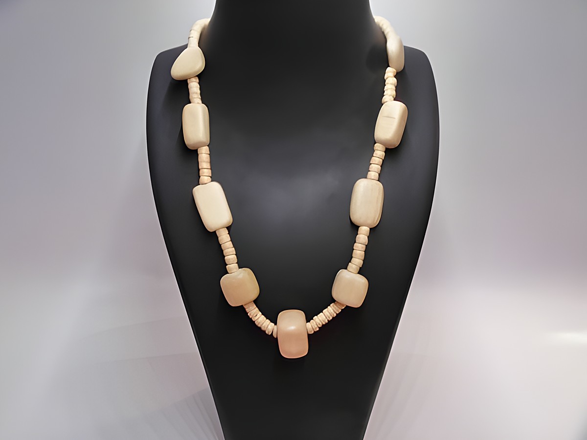 Holzkette Multiform 19 mm naturbraun 60 cm aus Holz Schmuck des Herstellers Juwelier Harnisch, zeigt eine ansprechende Kombination aus runden und quadratischen Holzperlen in einem natürlichen Farbton.