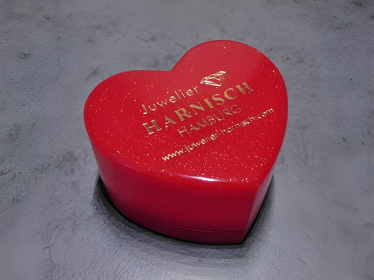 Geschenkschachtel in Herzform rot glitzernd, weißes Innenleben, Maße 50 x 45 x 30 mm, Hersteller Juwelier Harnisch, ideal für kleine Geschenke und Schmuck. – Ansicht 2