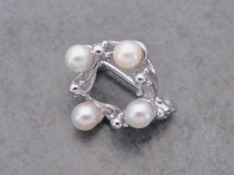 Zierliche Silber Brosche mit Zuchtperlen, Hersteller Juwelier Harnisch, elegantes Design, ideal für besondere Anlässe oder als stilvolles Accessoire, zeitlos und edel.