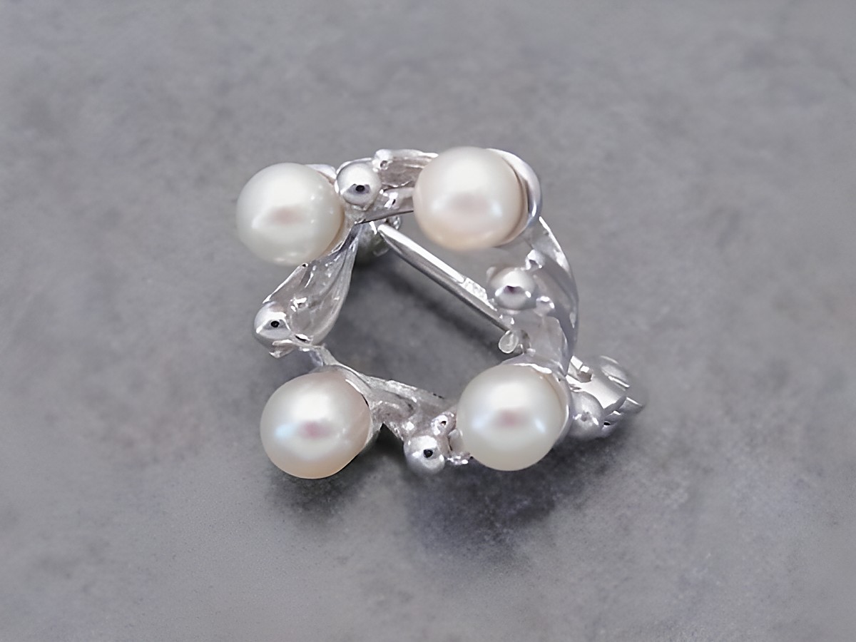 Zierliche Silber Brosche mit Zuchtperlen, Hersteller Juwelier Harnisch, elegantes Design, ideal für besondere Anlässe oder als stilvolles Accessoire, zeitlos und edel.