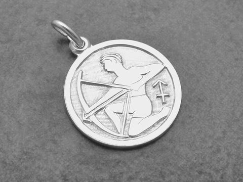 Silber Anhänger Sternzeichen Schütze rund teilmattiert, Hersteller Juwelier Harnisch, zeigt das Symbol des Schützen mit Pfeil und Bogen in feiner Ausarbeitung.