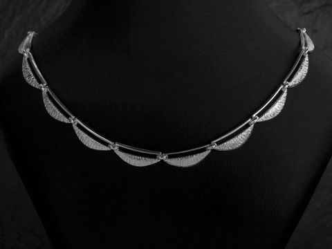 Retrodesign Silber Collier Kette mattiert rhodiniert mit Federring 42,5 cm, präsentiert auf einem stilvollen schwarzen Halsdisplay, ideal für elegante Anlässe.