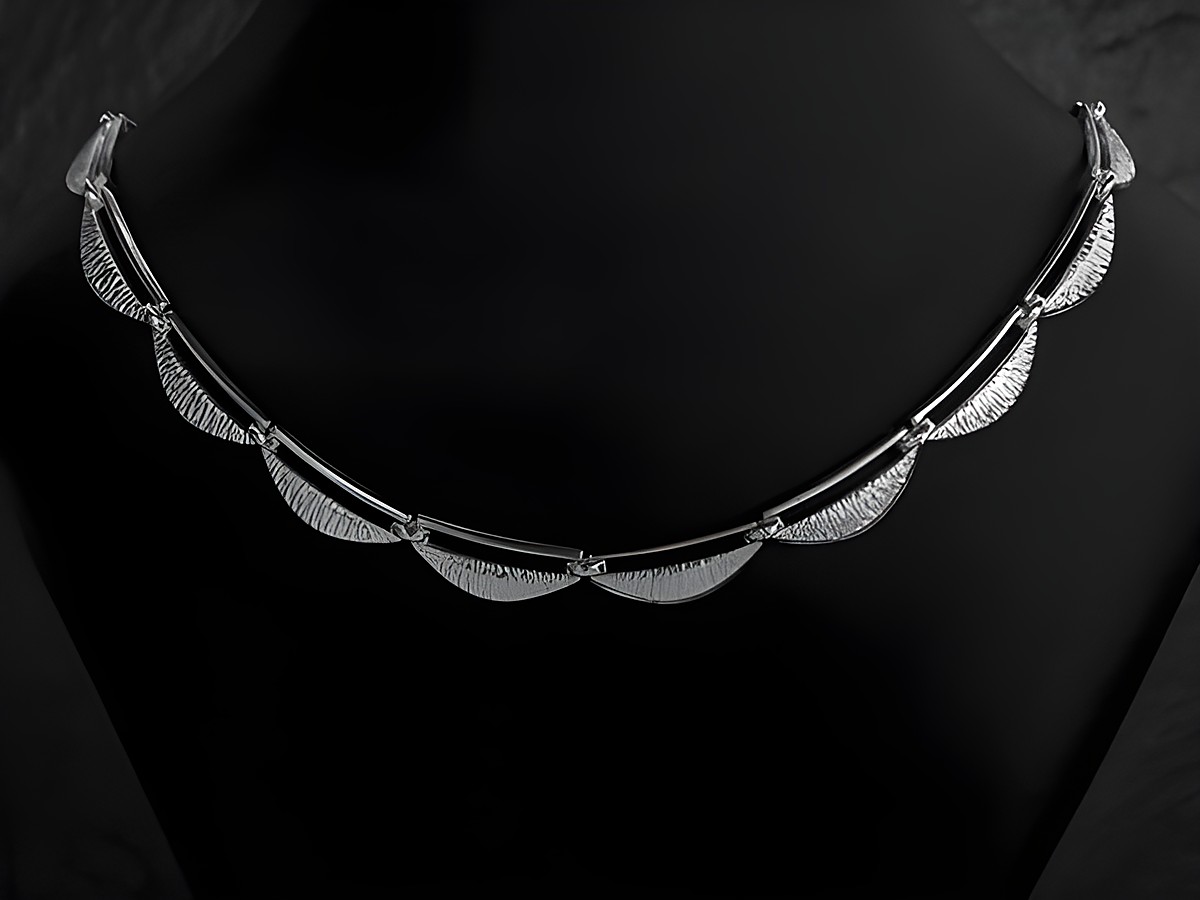 Retrodesign Silber Collier Kette mattiert rhodiniert mit Federring 42,5 cm, präsentiert auf einem stilvollen schwarzen Halsdisplay, ideal für elegante Anlässe.