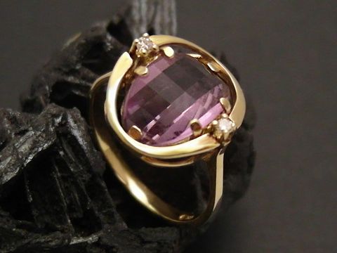 Goldring vollkommen Gold 585 mit Diamant und Amethyst, Größe 55 bis 56/18, Hersteller Juwelier Harnisch. Der Ring hat eine elegante Fassung und ein markantes Edelstein-Design.