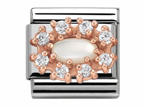 Der Charm zeigt ein ovales Perlmutt in der Mitte, umgeben von Zirkonia-Steinen in Roségold und silbernem Metall. Elegante, schimmernde Gestaltung für ein stilvolles Schmuckstück.
