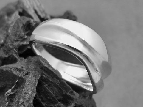 300517-0 Silber Ring in Wellenform aus hochwertigem Sterling Silber, schlicht und elegant, Größe 58, Hersteller Juwelier Harnisch, ideal bis Größe 58 / 18,4.