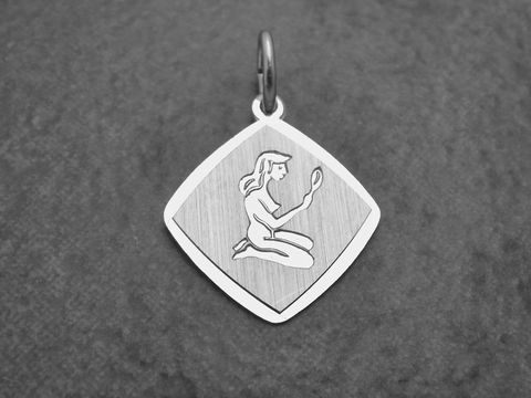 32917-0 Ein Anhänger aus rhodiniertem Sterling Silber mit dem Sternzeichen Jungfrau, der eine sitzende Figur zeigt, die einen Spiegel hält. Der Anhänger hat eine elegante, diamantförmige Gestaltung.