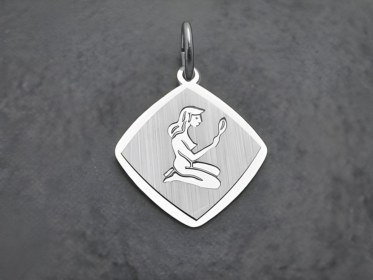 Ein Anhänger aus rhodiniertem Sterling Silber mit dem Sternzeichen Jungfrau, der eine sitzende Figur zeigt, die einen Spiegel hält. Der Anhänger hat eine elegante, diamantförmige Gestaltung.