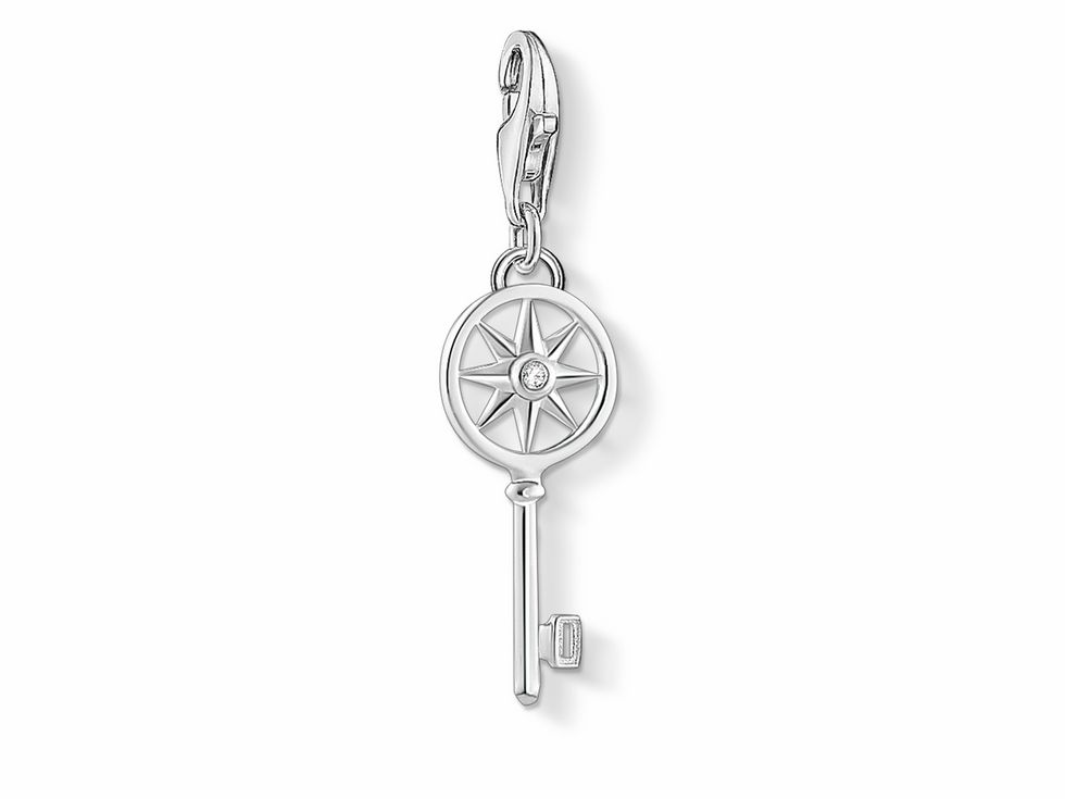 Thomas Sabo Charm-Anhänger in Form eines Schlüssels mit Sonnensymbol, aus Sterling Silber mit weißem Zirkonia. Elegant, detailreich und ideal zum Kombinieren.
