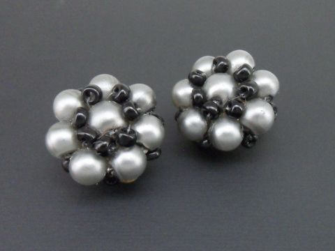 71729-0 Ohrclip in grau-schwarz blumig mit goldfarbenen Details und synthetischen Zuchtperlen, Hersteller Juwelier Harnisch, elegantes Accessoire für stilvolle Outfits.