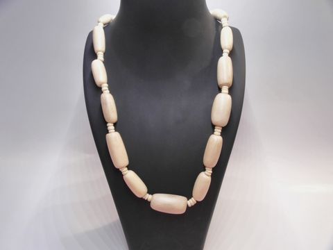 Holzkette aus Zylinderformen in 31 mm, naturbraun, 60 cm lang, Schmuck von Juwelier Harnisch, stilvolles Design für natürliche Eleganz.