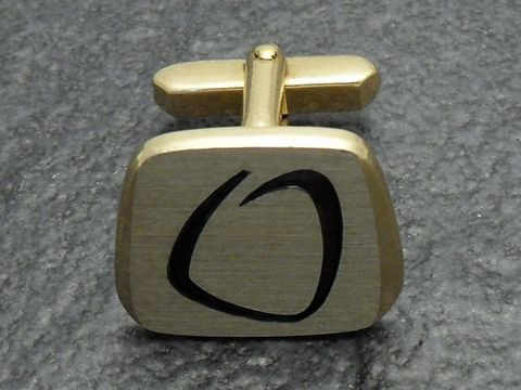 Vergoldete Manschettenknöpfe mit Initialen O von Juwelier Harnisch, elegantes Design mit geraden Linien und einer matten Oberfläche, ideal für formelle Anlässe.