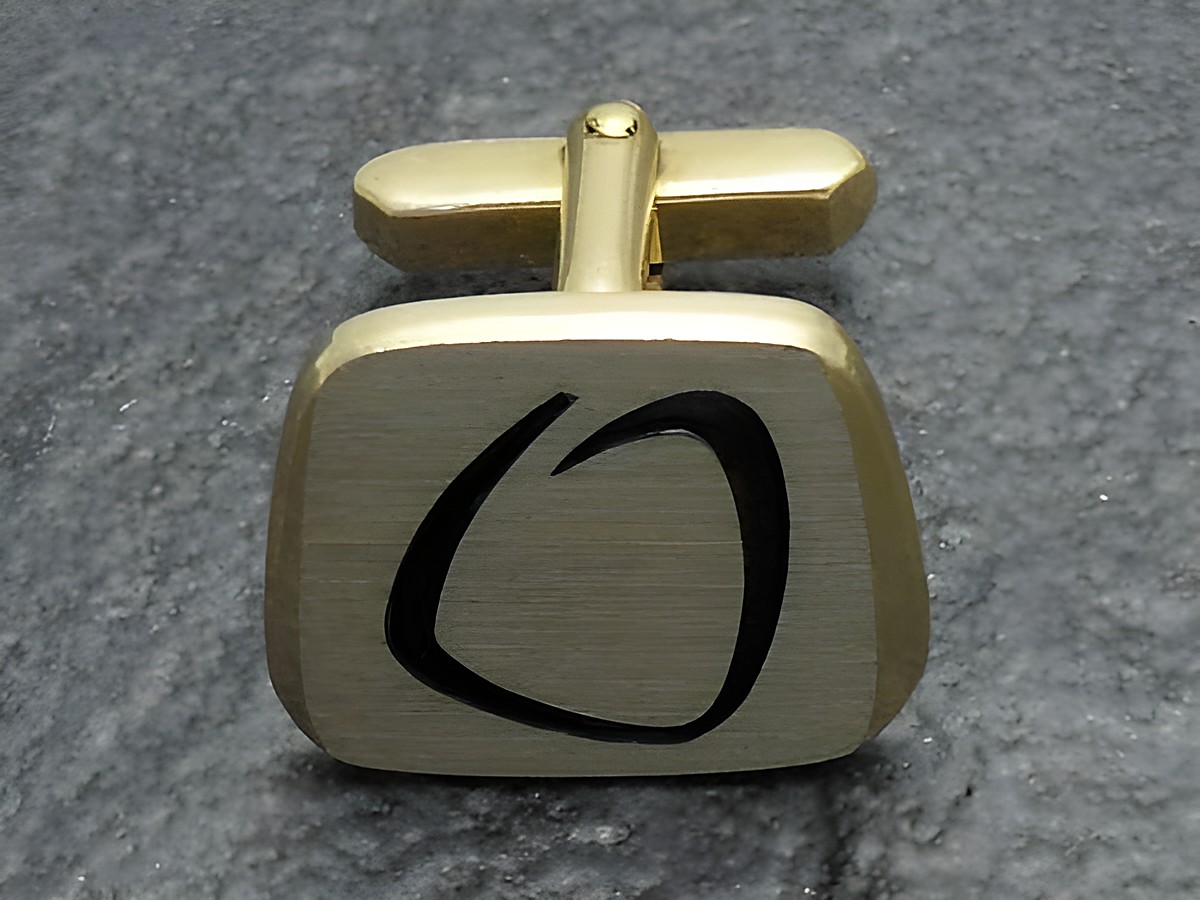 Vergoldete Manschettenknöpfe mit Initialen O von Juwelier Harnisch, elegantes Design mit geraden Linien und einer matten Oberfläche, ideal für formelle Anlässe.