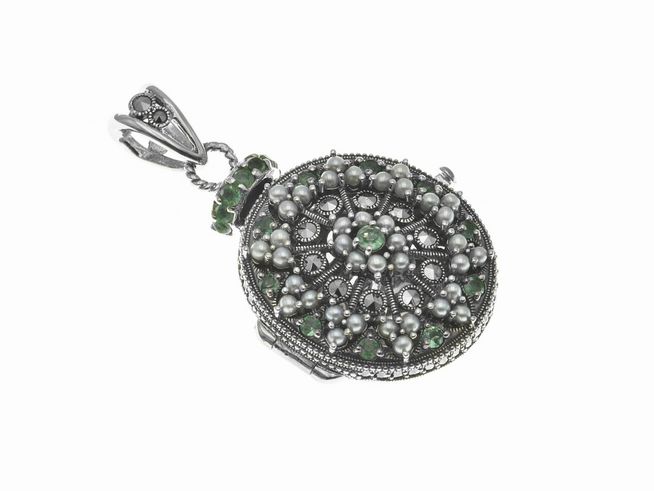 Medaillon aus Sterling Silber mit nostalgischem Design, verziert mit Smaragden und Perlen, hergestellt von Juwelier Harnisch, sehenswerter Steinbesatz unterstreicht die Eleganz.