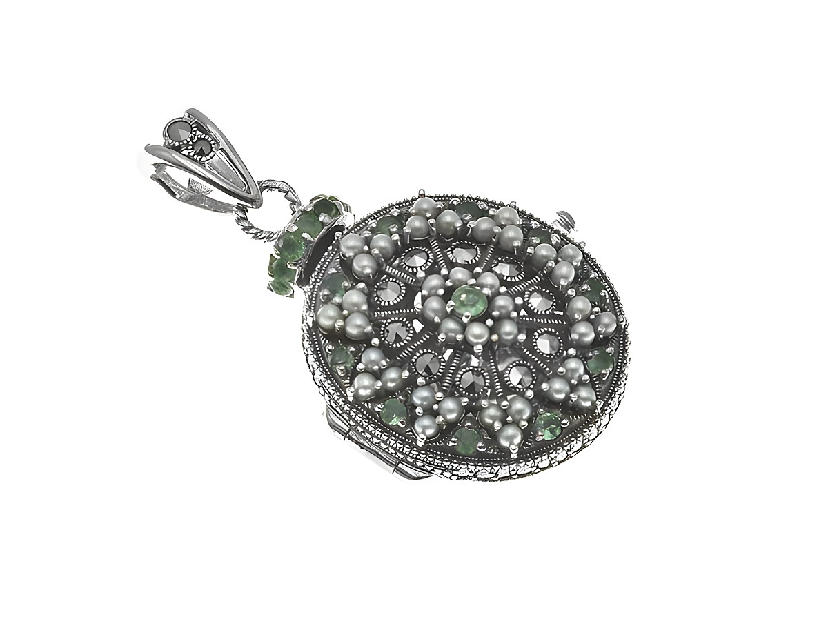 Medaillon aus Sterling Silber mit nostalgischem Design, verziert mit Smaragden und Perlen, hergestellt von Juwelier Harnisch, sehenswerter Steinbesatz unterstreicht die Eleganz.