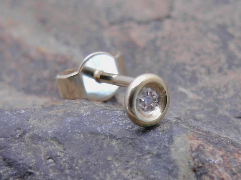 47064-0 Ein zierlicher unisex Ohrstecker aus Gold 585 mit einem Diamant, hergestellt von Juwelier Harnisch, Einzelstück. Ideal für elegante Akzente.