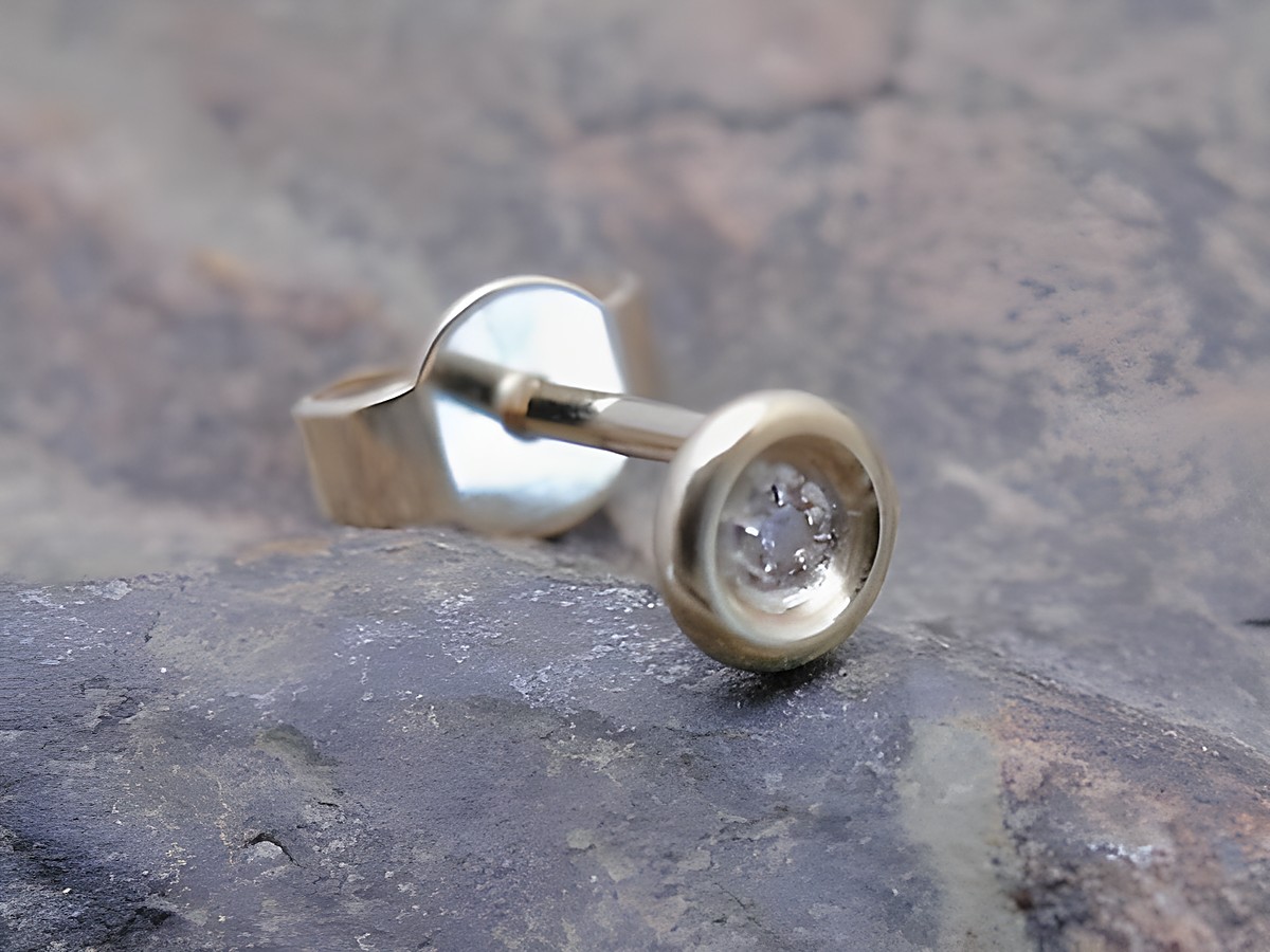 Ein zierlicher unisex Ohrstecker aus Gold 585 mit einem Diamant, hergestellt von Juwelier Harnisch, Einzelstück. Ideal für elegante Akzente.