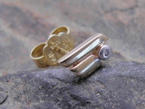 1 Ohrstecker unisex Gold 585 bicolor klassisch mit Diamant von Juwelier Harnisch Einzelohrringe 1 Stück auf grauem Hintergrund.
