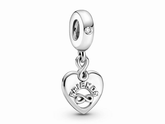 Pandora Charm Anhänger aus Silber zeigt ein Unendlichkeitssymbol und das Wort Freunde auf einem Herzen, verziert mit Zirkonia, Hersteller Pandora, Modellnummer 799294C01.