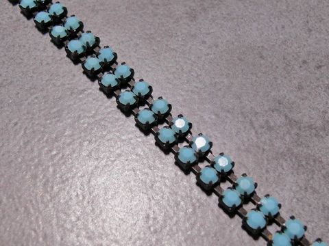 Modernes Strassarmband in türkis mit schwarzen Fassungen, 18 cm lang, gefertigt von Juwelier Harnisch, idealer Strassschmuck für stilvolle Akzente.