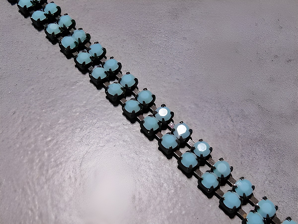 Modernes Strassarmband in türkis mit schwarzen Fassungen, 18 cm lang, gefertigt von Juwelier Harnisch, idealer Strassschmuck für stilvolle Akzente.