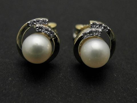 Rundgold Ohrringe mit Süßwasserzuchtperlen und Zirkonia in Weiß, Hersteller Juwelier Harnisch, elegante Perlenträume für jeden Anlass.
