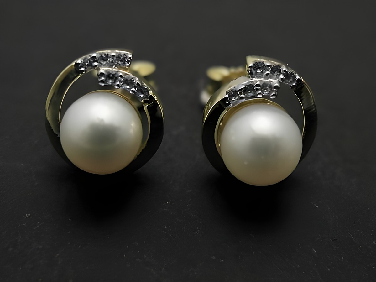 Rundgold Ohrringe mit Süßwasserzuchtperlen und Zirkonia in Weiß, Hersteller Juwelier Harnisch, elegante Perlenträume für jeden Anlass.
