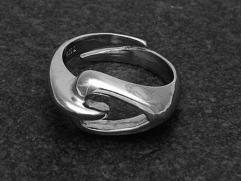 Silberring rho ELEGANT in weit verstellbarer Größe ohne Stein, rhodiniert, vom Hersteller Juwelier Harnisch, mit modernem, fließendem Design.