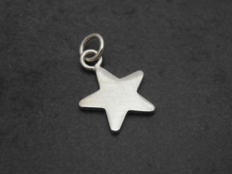 Stern Anhänger in Form eines fünfzackigen Sterns aus poliertem Sterling Silber, 21 mm groß, ideal für Schmuckstücke von Juwelier Harnisch, inspiriert von Sonne Mond Sterne.