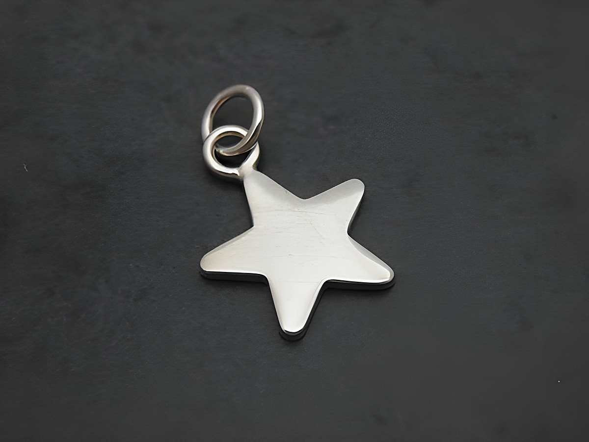 Stern Anhänger in Form eines fünfzackigen Sterns aus poliertem Sterling Silber, 21 mm groß, ideal für Schmuckstücke von Juwelier Harnisch, inspiriert von Sonne Mond Sterne.