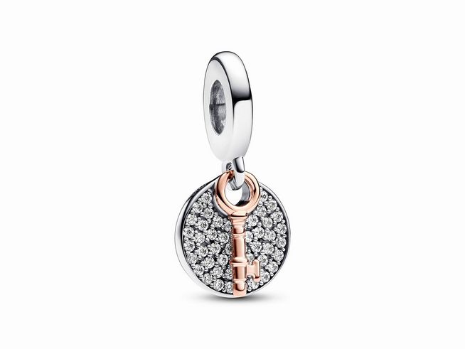 Charm-Anhänger aus Silber und Roségold mit einem Schlüssel-Motiv und klaren Zirkonia, ideal für Schmuckliebhaber und als besonderes Geschenk.