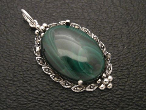 Cabochon Malachit Bulls Eye Silber Medaillon Anhänger von Juwelier Harnisch, mit feiner Detailarbeit und schönem Glanz des Malachits, elegant eingefasst im Silberdesign.
