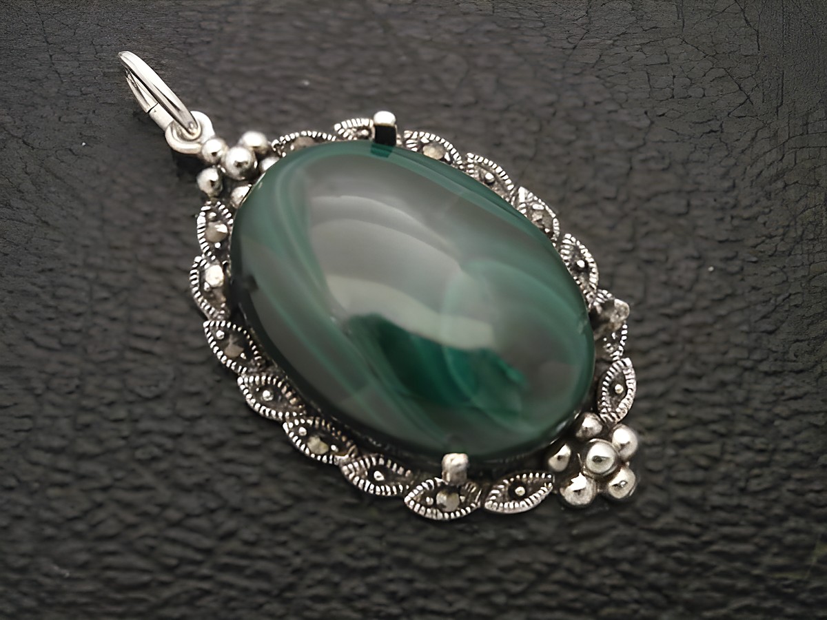 Cabochon Malachit Bulls Eye Silber Medaillon Anhänger von Juwelier Harnisch, mit feiner Detailarbeit und schönem Glanz des Malachits, elegant eingefasst im Silberdesign.