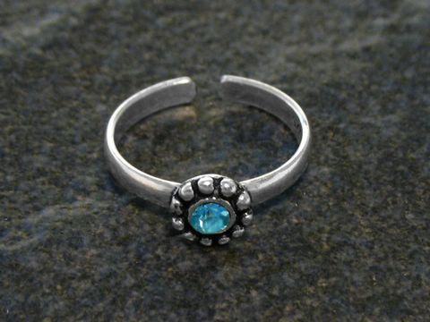 33451-0 Sterling Silber Zehenring Blüte mit Zirkonia hellblau, elegant gestaltet mit blütenförmigem Element und funkelndem Stein, perfekt für stilvolle Füße, Hersteller Juwelier Harnisch.