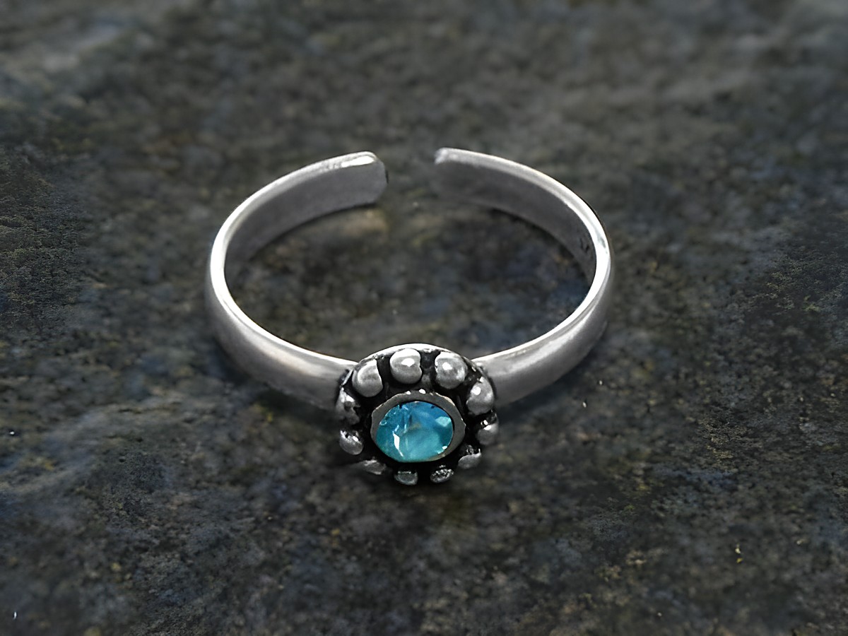 Sterling Silber Zehenring Blüte mit Zirkonia hellblau, elegant gestaltet mit blütenförmigem Element und funkelndem Stein, perfekt für stilvolle Füße, Hersteller Juwelier Harnisch.