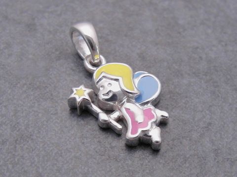 Silber Anhänger Fee oder Elfe mit bunt lackierten Details in gelb, rosa und blau von Juwelier Harnisch, niedlich gestaltet mit Zauberstab und fröhlichem Ausdruck.