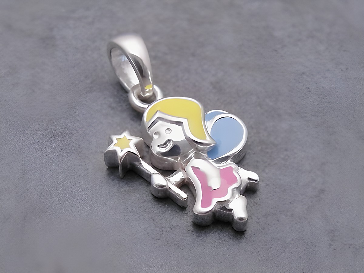 Silber Anhänger Fee oder Elfe mit bunt lackierten Details in gelb, rosa und blau von Juwelier Harnisch, niedlich gestaltet mit Zauberstab und fröhlichem Ausdruck.
