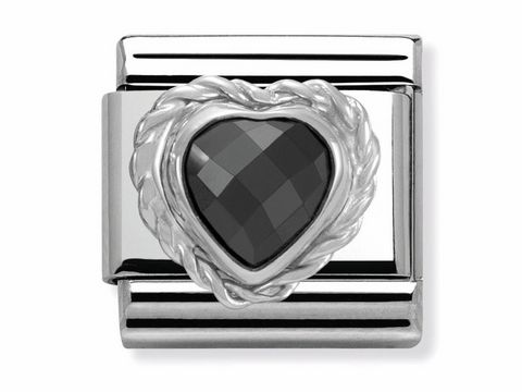 Facettiertes Herz aus schwarzem Silvershine Stein, umgeben von einem eleganten, geschwungenen Rahmen aus Sterling Silber. Ideal für die Schmuckkollektion von Nomination.