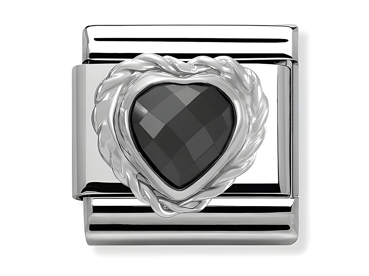 Facettiertes Herz aus schwarzem Silvershine Stein, umgeben von einem eleganten, geschwungenen Rahmen aus Sterling Silber. Ideal für die Schmuckkollektion von Nomination.