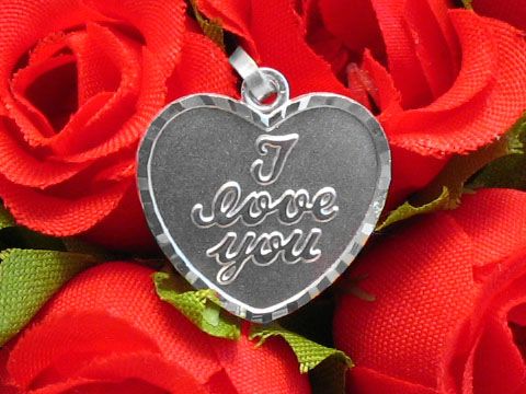 Herz Gravurplatte aus Sterling Silber mit der Aufschrift I love you, umgeben von roten Rosen, Hersteller Juwelier Harnisch, ideal als exklusiver Gravuranhänger.