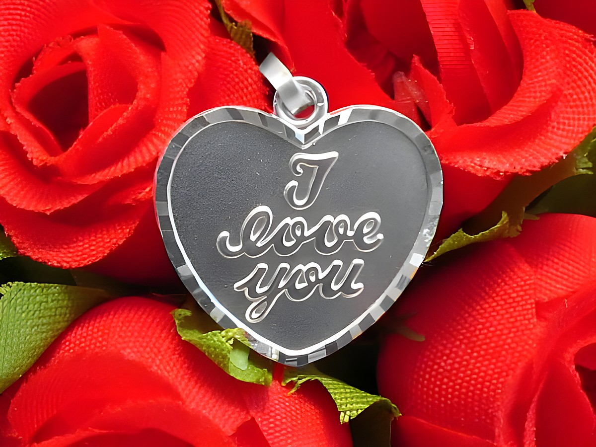 Herz Gravurplatte aus Sterling Silber mit der Aufschrift I love you, umgeben von roten Rosen, Hersteller Juwelier Harnisch, ideal als exklusiver Gravuranhänger.