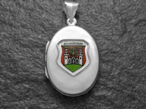 Silbernes Medaillon mit dem Stadtwappen von Eichstätt, Deutschland. Features das Wappen in bunten Farben auf einer glänzenden Oberfläche, hergestellt von Juwelier Harnisch in Bayern.