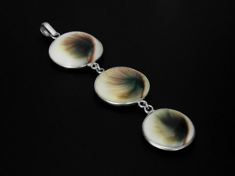 Silber Anhänger mit Shiva Auge, bestehend aus drei symbolischen Kreisen, gefertigt von Juwelier Harnisch, verziert mit weiteren Steinen, elegant und einzigartig im Design.